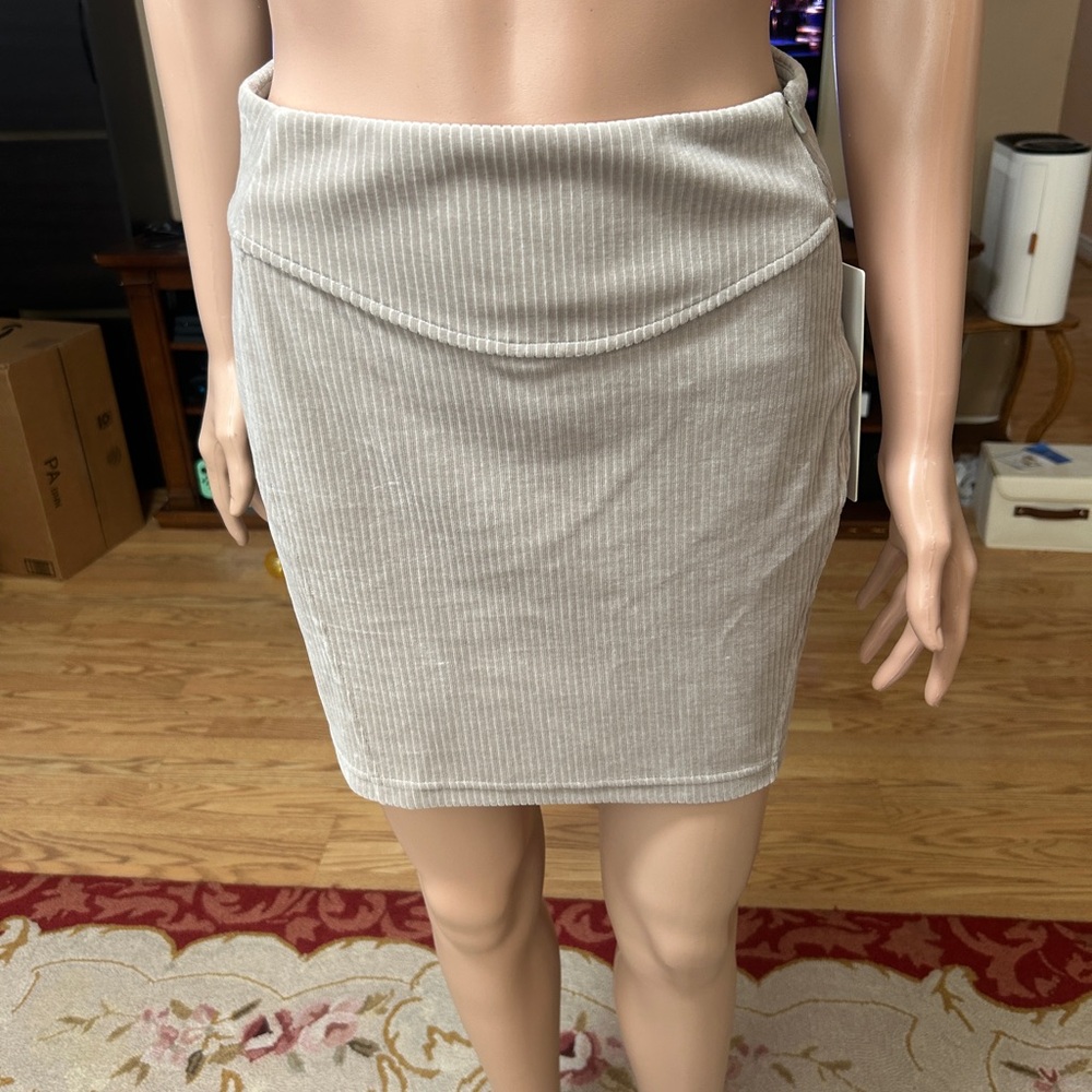 NWT Lululemon Athletica Ribbed Mini Skirt in Light Beige size 4